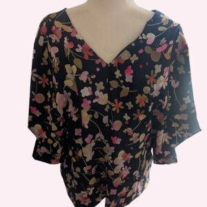 NWT CAbi Outlet Charm Blouse Size Medium Black Floral V-Neck Kimono Sleeves